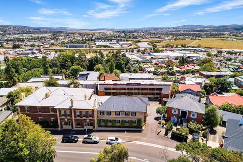 Coach House Launceston - Accommodation Gladstone 1