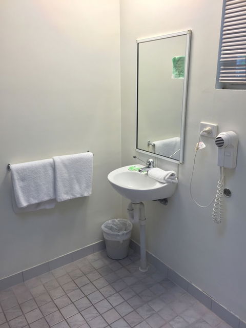 Value Inn - Accommodation Gladstone 4