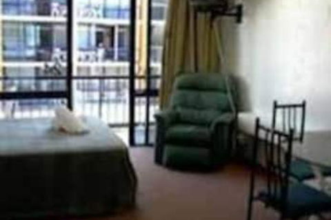 Club Surfers - Accommodation Gladstone 7