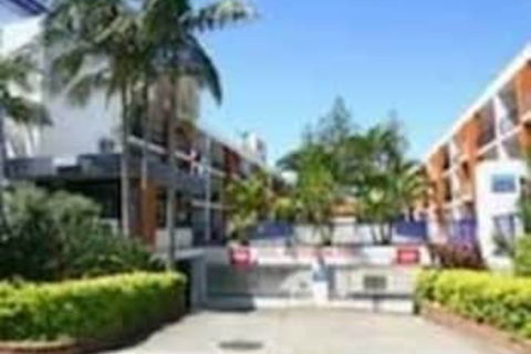 Club Surfers - Accommodation Gladstone 1