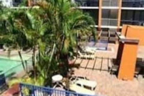 Club Surfers - Accommodation Gladstone 0