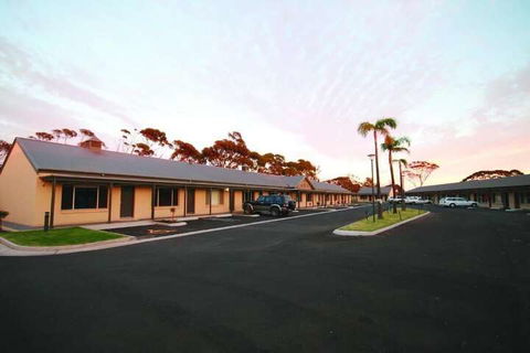Sundowner Motel Hotel - Accommodation Gladstone 3