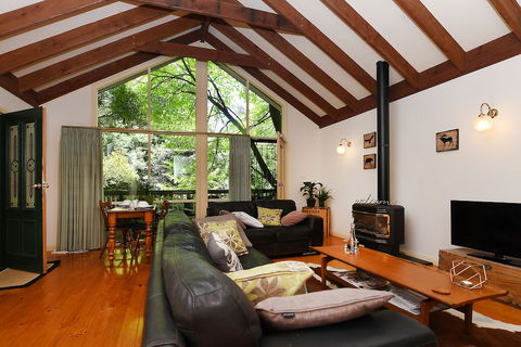 Cambridge Cottages Bed & Breakfast - Accommodation Gladstone 1