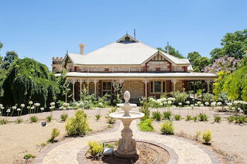 Cockburn House - Accommodation Gladstone 0