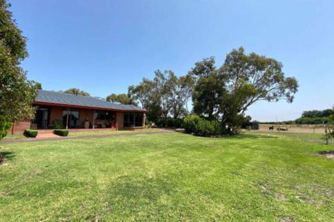 Jacaranda Wey B & B - Accommodation Gladstone 2