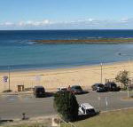 Toowoon Beach View 3br Villa 4 just steps to beach with views - Accommodation Gladstone