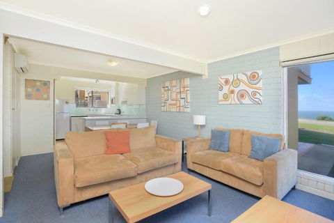 South Seas Beachfront Apartments - Accommodation Gladstone 2