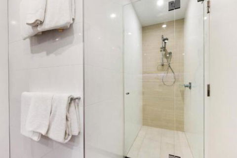 Sydney 1 Bed Modern Self Contained Apartment (402ALB) - Accommodation Gladstone 2