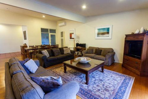 Jordan House - Accommodation Gladstone 4