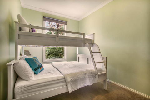 Country House Retreat - Accommodation Gladstone 1
