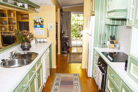 Bygone Beautys Cottages - Bronte Cottage - Accommodation Gladstone 2