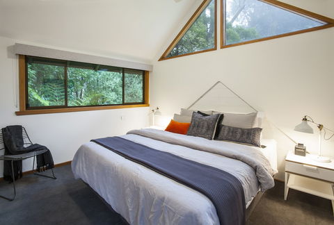 Artist On Everest - Accommodation Gladstone 6