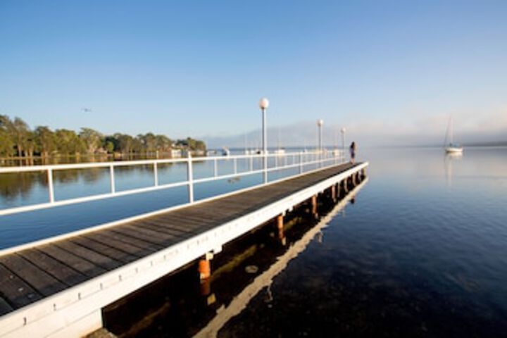 Mannering Park NSW Accommodation Gladstone