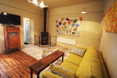 Latrobe Art Apartments - Accommodation Gladstone 0