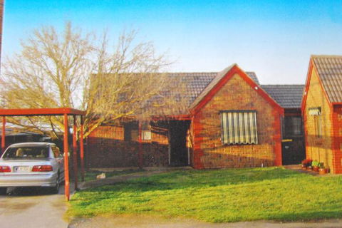 Maple Tree Cottage - Accommodation Gladstone 1