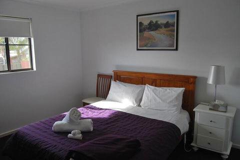Maple Tree Cottage - Accommodation Gladstone 0