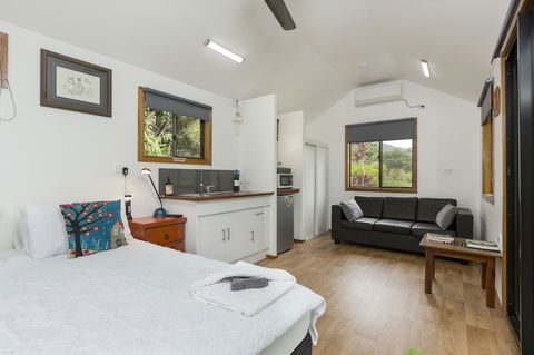 Mena Creek Flower House - Accommodation Gladstone 5
