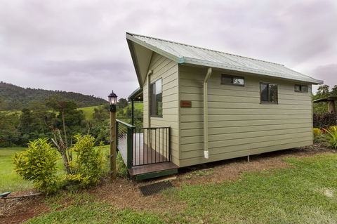Mena Creek Flower House - Accommodation Gladstone 0