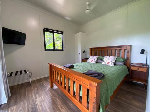 Mena Creek Flower House - Accommodation Gladstone 3