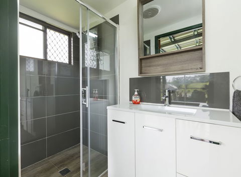 Mena Creek Flower House - Accommodation Gladstone 4
