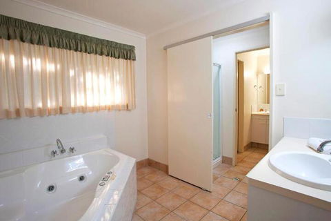 Verandahs - Accommodation Gladstone 3