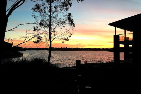 Deluxe Lake View House - Accommodation Gladstone 3