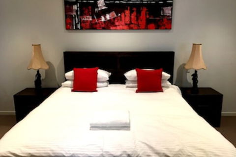 Deluxe Lake View House - Accommodation Gladstone 0