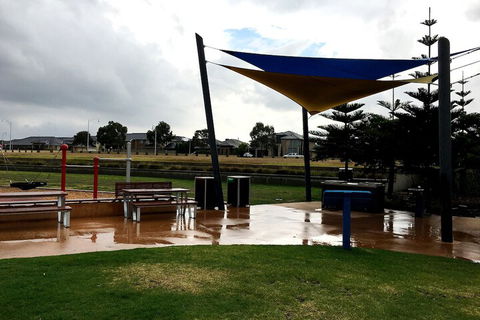 Deluxe Lake View House - Accommodation Gladstone 7