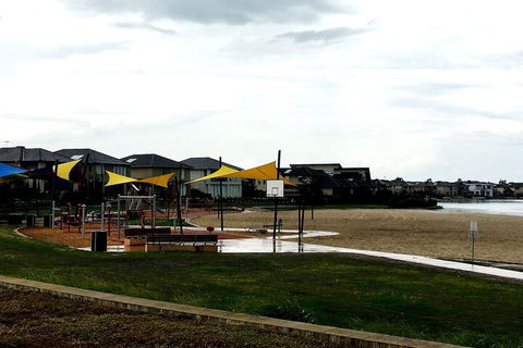 Deluxe Lake View House - Accommodation Gladstone 5