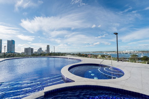 Meriton Suites Southport, Gold Coast - Accommodation Gladstone 2