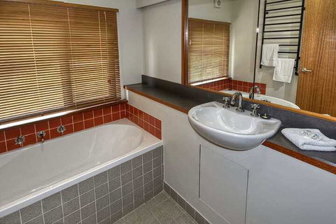 Delmonte - Accommodation Gladstone 2