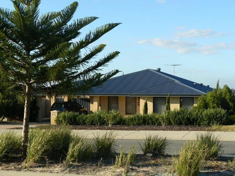 La Mer Home With A Pool - Accommodation Gladstone 3