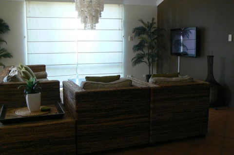 La Mer Home With A Pool - Accommodation Gladstone 1
