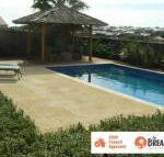 La Mer Home with a Pool - Accommodation Gladstone