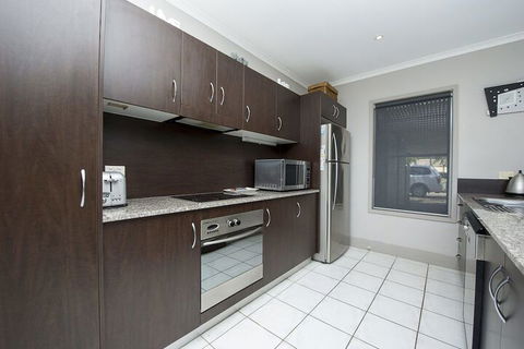 Magnetic Docks Townhouse 9 - Accommodation Gladstone 5