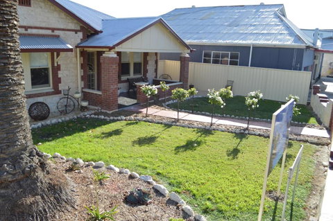 Two Cow Cottage Bed & Breakfast - Accommodation Gladstone 4
