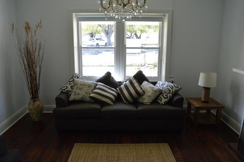 Two Cow Cottage Bed & Breakfast - Accommodation Gladstone 3