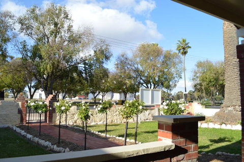 Two Cow Cottage Bed & Breakfast - Accommodation Gladstone 1