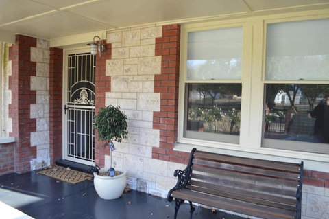 Two Cow Cottage Bed & Breakfast - Accommodation Gladstone 5