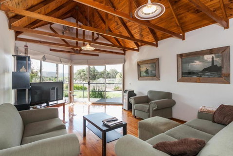 A River Bed Cottage - Accommodation Gladstone 4