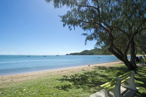 Maggies Beachfront Apt. 13 - Accommodation Gladstone 2