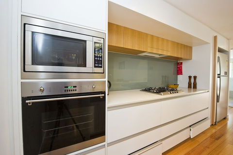 Maggies Beachfront Apt. 13 - Accommodation Gladstone 5
