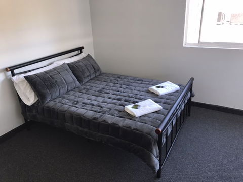 Panania Hotel - Accommodation Gladstone 2