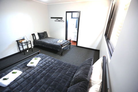 Panania Hotel - Accommodation Gladstone 1