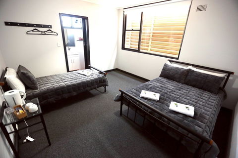 Panania Hotel - Accommodation Gladstone 0