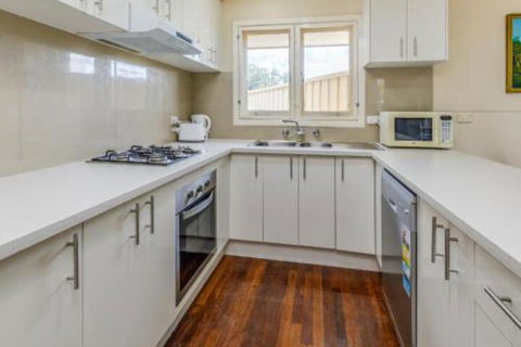 Beautiful Deluxe Family Friendly Holiday House - Accommodation Gladstone 5