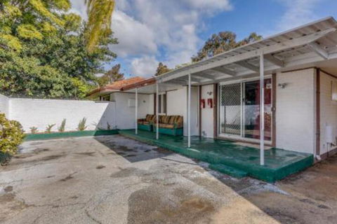 Beautiful Deluxe Family Friendly Holiday House - Accommodation Gladstone 1
