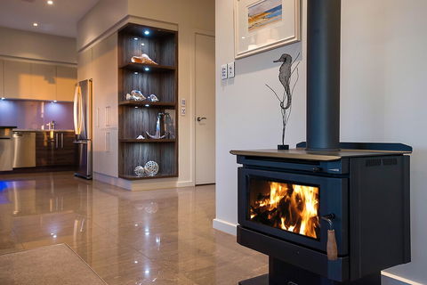 Lavina Luxury Beach House - Accommodation Gladstone 2
