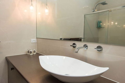 Lavina Luxury Beach House - Accommodation Gladstone 6