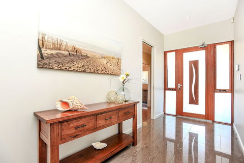 Lavina Luxury Beach House - Accommodation Gladstone 1